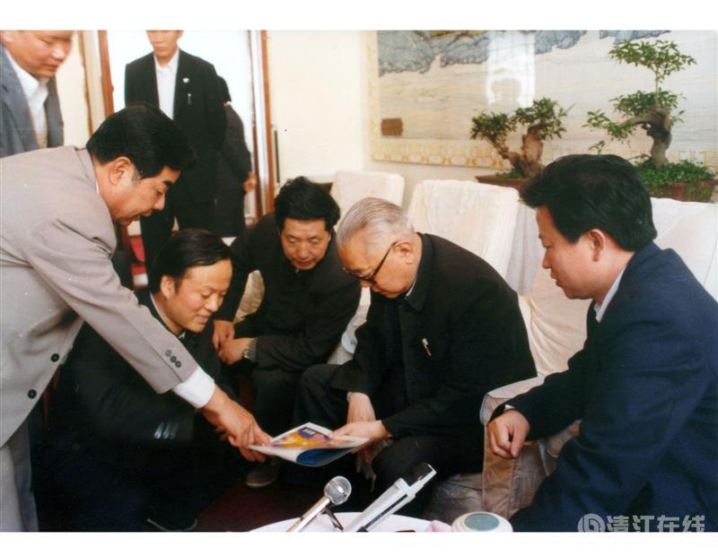 1988年4月，全國政協主席李先念在宜昌聽取清江開發匯報