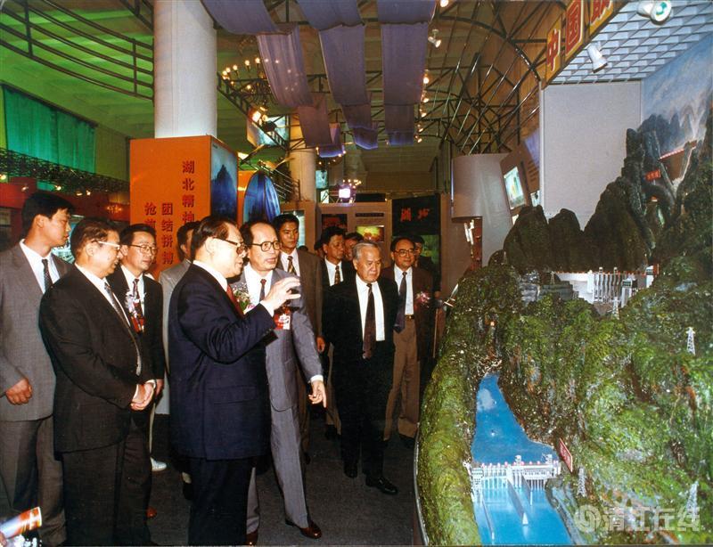 1997年9月，中共中央總書記江澤民參觀清江梯級開發模型