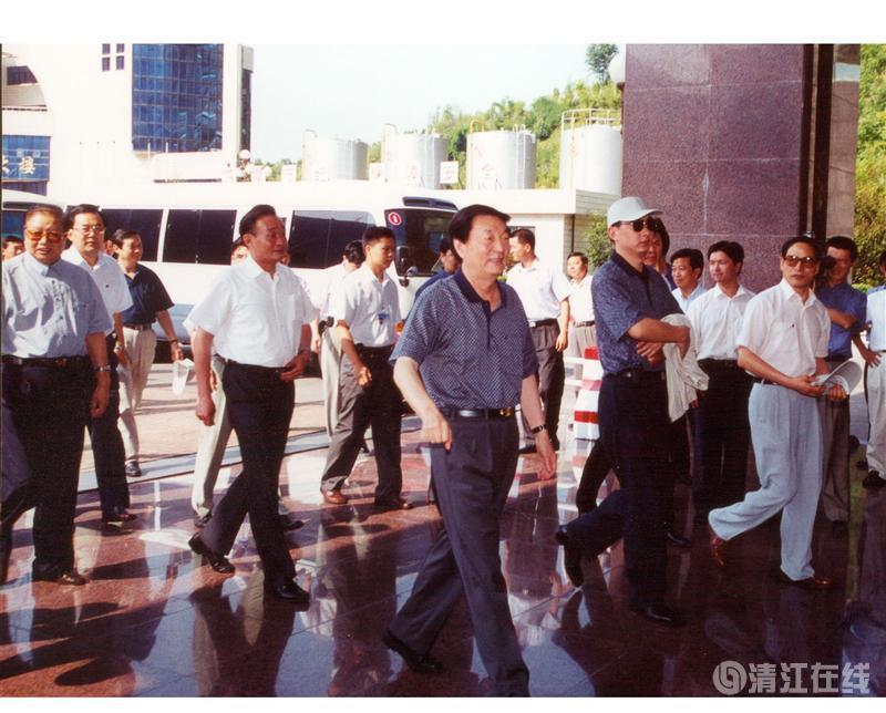 2001年7月，國務院總理朱镕基、副總理吳邦國視察清江