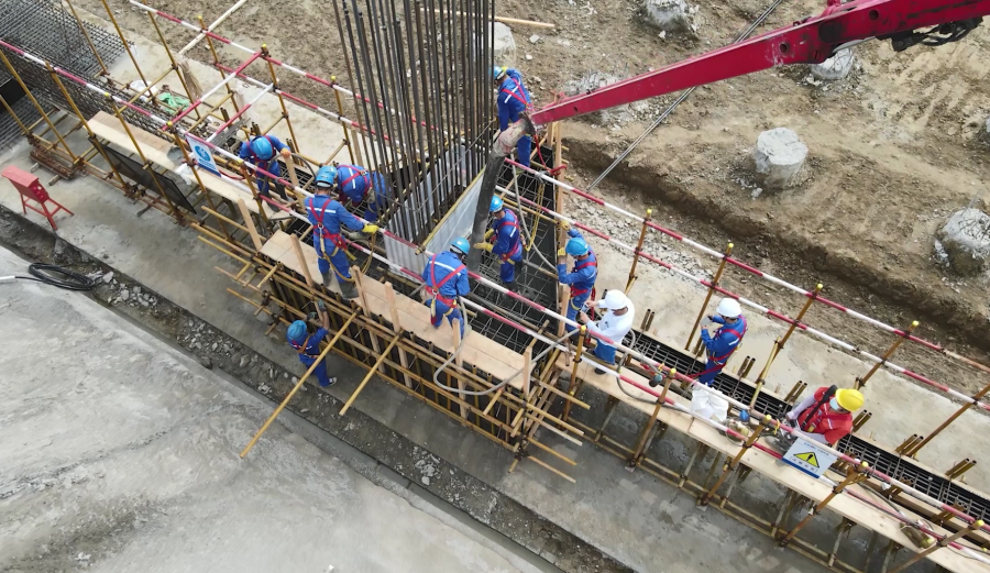 二、1號(hào)機(jī)組主廠房第一罐混凝土澆筑