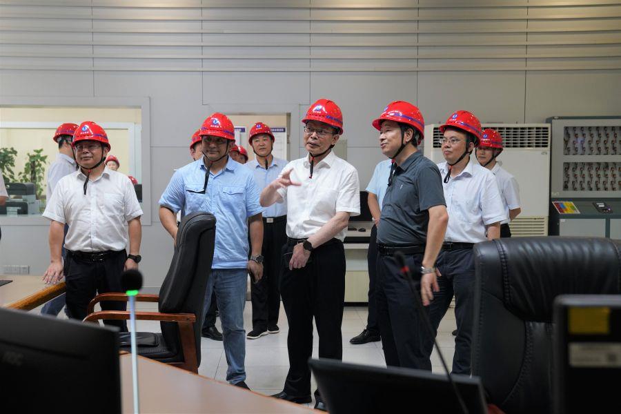 調(diào)研隔河巖電廠中控室(攝影:楊海青) 調(diào)研隔河巖電廠中控室(攝影:楊海青)